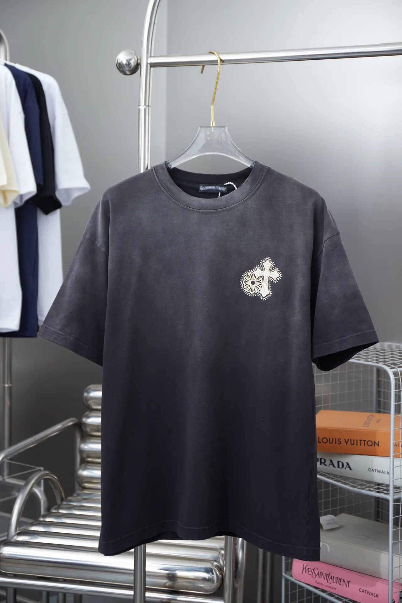 🅿️210 ChromHearte 25SS early spring new style, thick version with hot diamond short sleeves, light luxury, essential item for daily commuting for men and women, correct version, welcome to compare, detailed features · 280 grams of 100% pure cotton double yarn jersey fabric · Special thickened 32 pieces of double-strand 1X1 thread in the same vat custom dyeing · Imported Australian matte pearl diamonds ➕ Three-dimensional wow glue thick version cross. Ready-to-wear dyeing Then do the faded fried snowflake process, then wash it to make it look old. Common washing improves the effect · Double-needle sewing process · Original main mark, washed tag, brand moisture-proof paper packaging Color: black/white/green/blue Size: S/M/L/XL